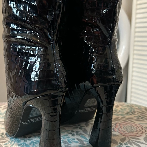 Black Crocodile Pattern Boots - Picture 3 of 6